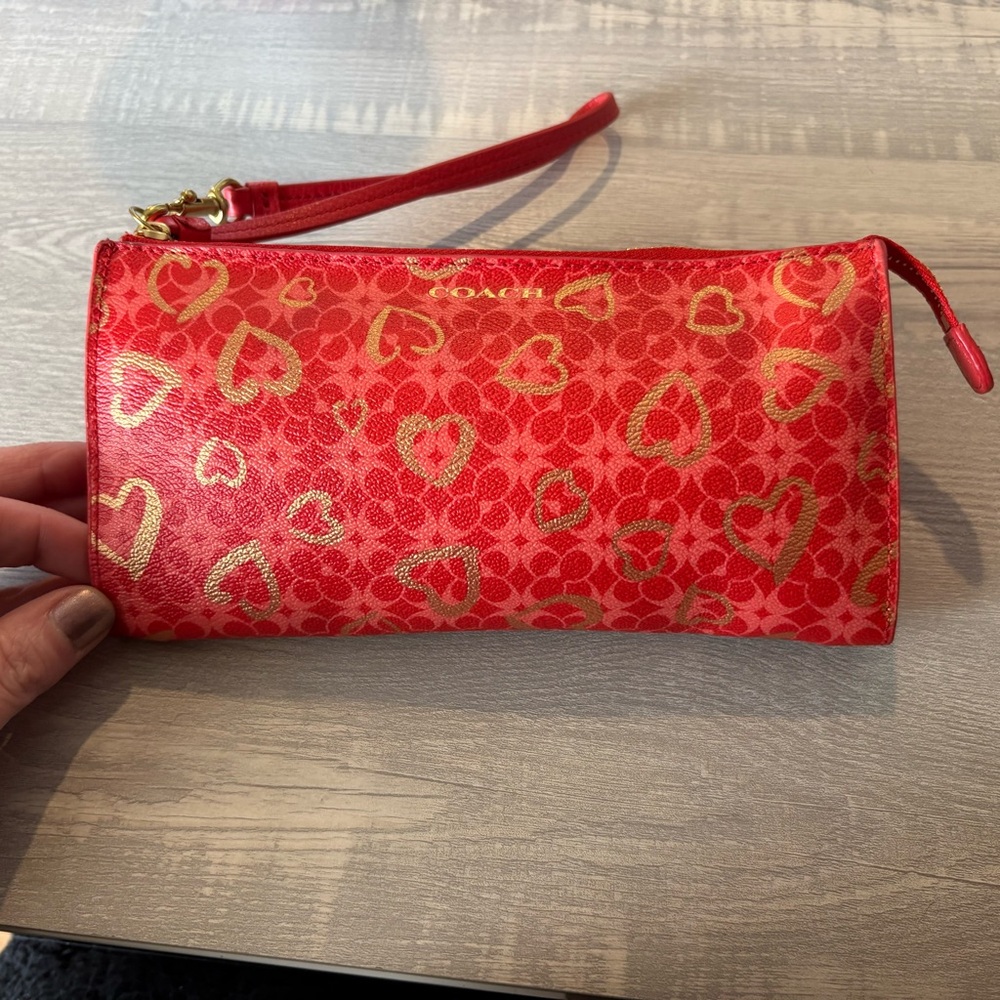 Coach Waverly Red Signature C with‎ Gold Hearts Zippy Wallet Wristlet